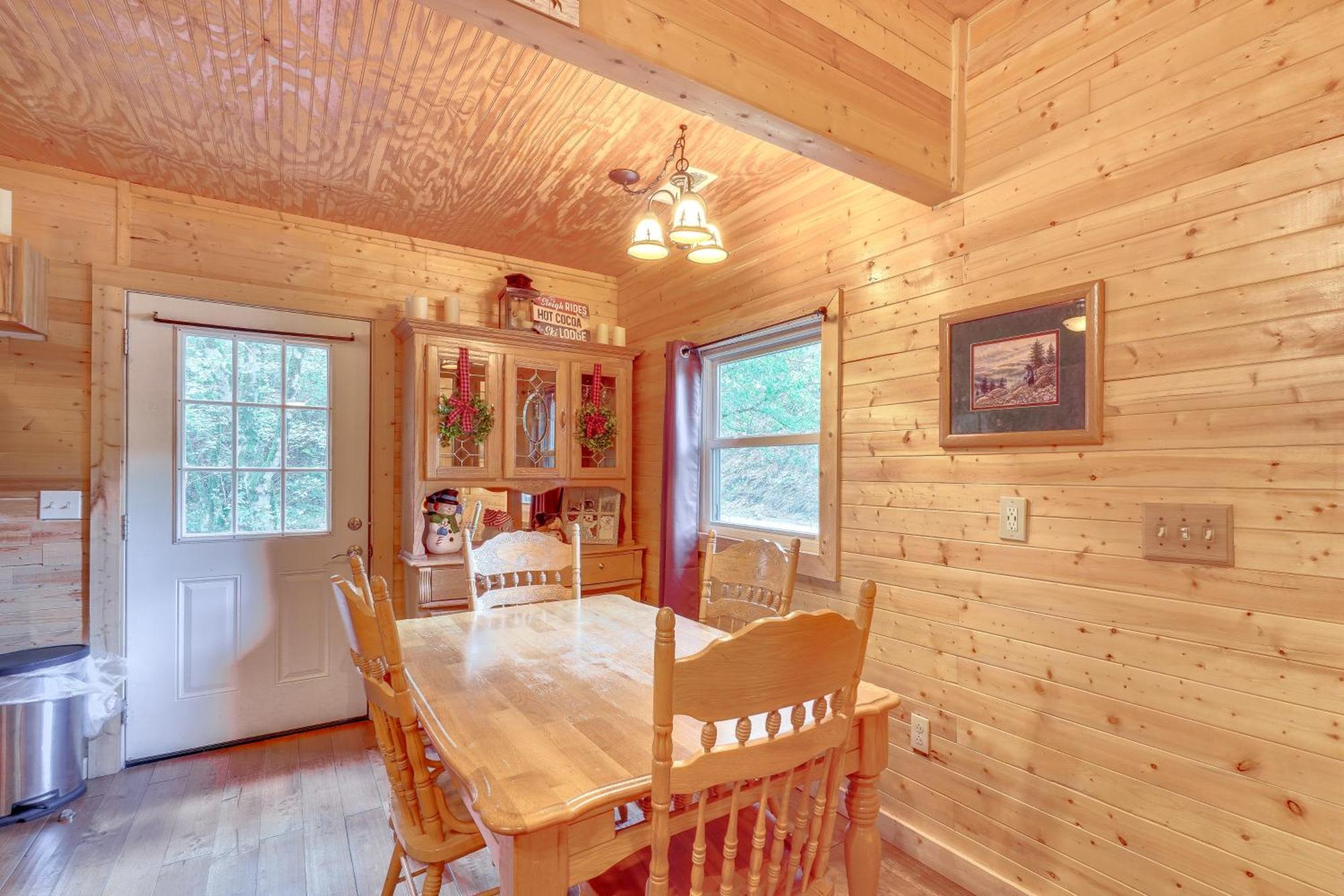 Just Fur Relaxin Sevierville Cabin With Hot Tub! Екстериор снимка