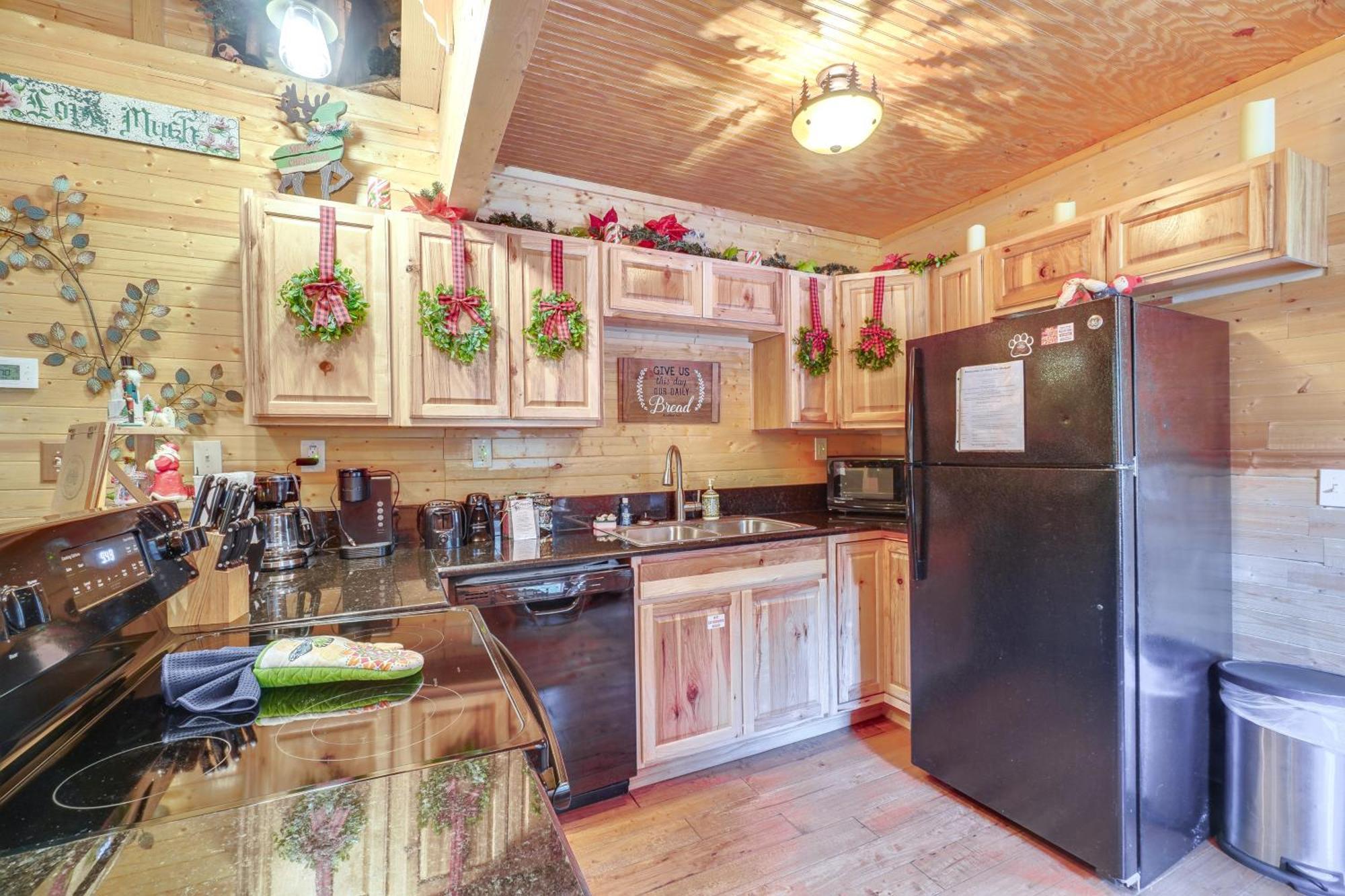 Just Fur Relaxin Sevierville Cabin With Hot Tub! Екстериор снимка